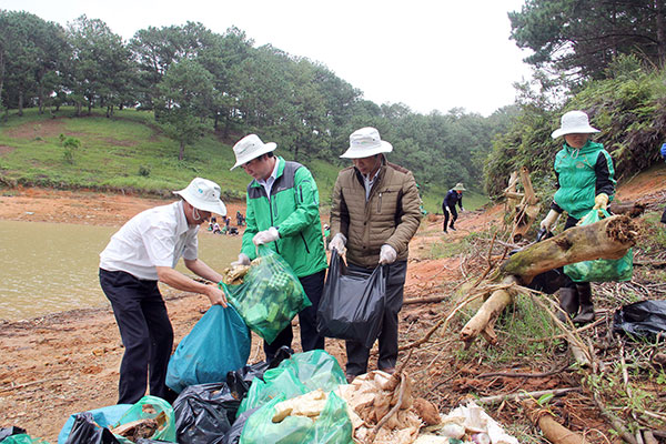 Lâm[-]Đồng:[-]Rác[-]thải[-]nông[-]nghiệp,[-]vỏ[-]thuốc[-]bảo[-]vệ[-]thực[-]vật[-]gây[-]ô[-]nhiễm[-]